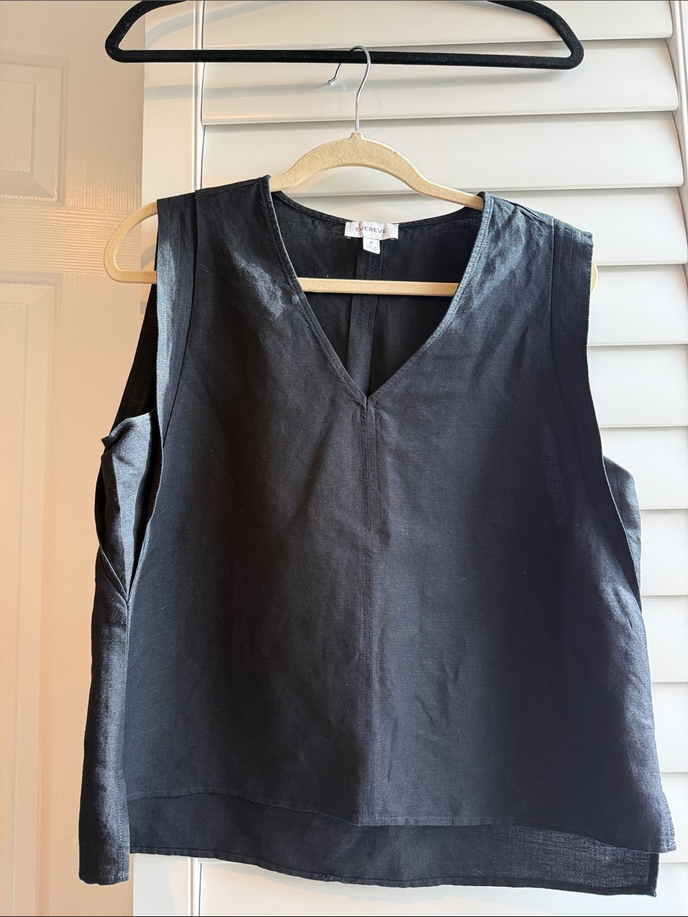 Evereve Black V-Neck Sleeveless Camisole